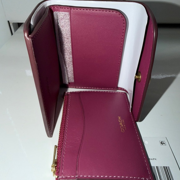 Coach Burgundy Leather Card Holder with Gold Logo - Picture 5 of 6